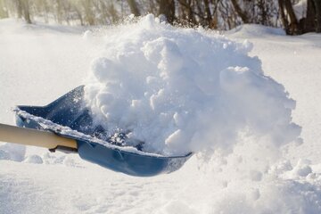Три способа убрать снег без спецтехники